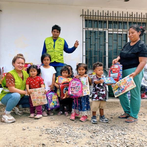 Entrega de juguetes en Pachacamac