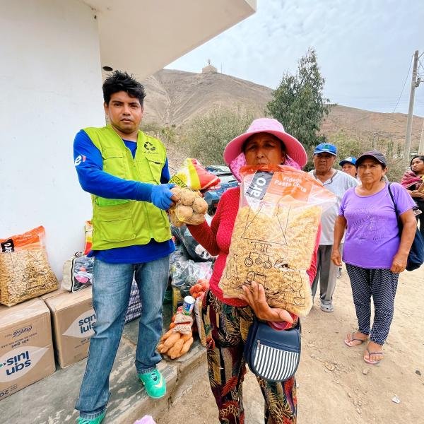 entrega de viveres por huaicos