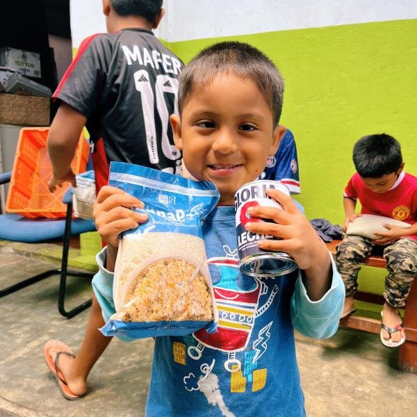 Niño de hogar con alimentos